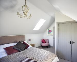 Postel nebo postele na pokoji v ubytování Luxury Cottage in Idyllic Cotswold Village nr Bath