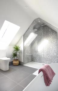 Koupelna v ubytování Luxury Cottage in Idyllic Cotswold Village nr Bath