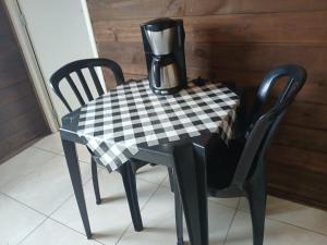 a black and white table with a blender on it at Casa das Embaúbas 05 in São José
