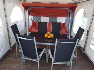 a table and chairs in a tent on a boat at O Paraíso no Terraço in Foz do Arelho
