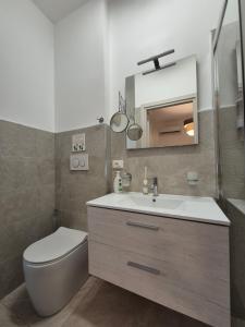 A bathroom at Sicily Neapolis Apartment & Rooms