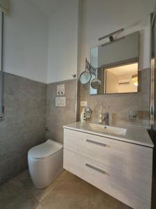A bathroom at Sicily Neapolis Apartment & Rooms Még 15 kép