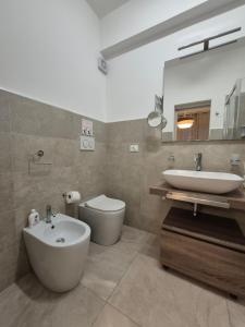 A bathroom at Sicily Neapolis Apartment & Rooms