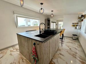 Kuchyňa alebo kuchynka v ubytovaní Casa Con Vista -Luxury villa in Moraira