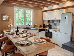 Kuchyň nebo kuchyňský kout v ubytování Authentique longère en Sologne + 74 fotografií