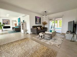 Televízia a/alebo spoločenská miestnosť v ubytovaní Casa Con Vista -Luxury villa in Moraira