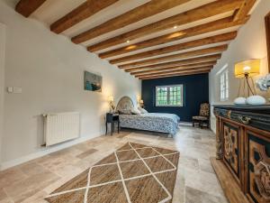 Postel nebo postele na pokoji v ubytování Authentique longère en Sologne