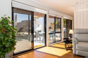 Istumisnurk majutusasutuses Guest Suite in Duffy with Pool View