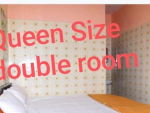 a sign that says queen size double room in a bedroom at Chhatrapati Residency Tirupati in Tirupati