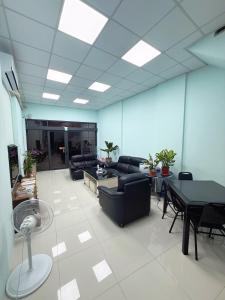 林园铭树民宿的带沙发和桌子的大客厅