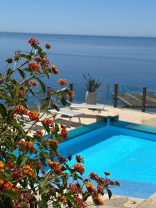 una piscina con vista al mar en BeLocations - Villa and Beach On The Rocks, en Torre delle Stelle