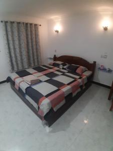 シェムリアップにあるHomestay 1-2pax AC room 1 including private kitchenのベッドルーム1室(ストライプ掛け布団付きのベッド1台付) +14枚の写真