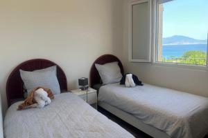 Postel nebo postele na pokoji v ubytování Haut de villa vue mer 3 pièces climatisé & wifi 4 à 6 personnes