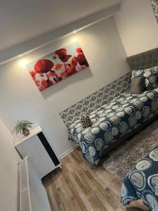 a bedroom with a bed and a painting on the wall at Beti Apartment 2 in Nentershausen