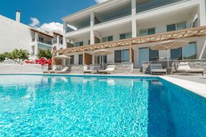 Bazén v ubytování Ninemia Luxury Residence nebo v jeho okolí
