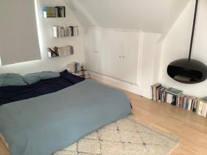 a bedroom with a bed and a rug in it at Beautiful flat, 30 min away from central London in Bromley