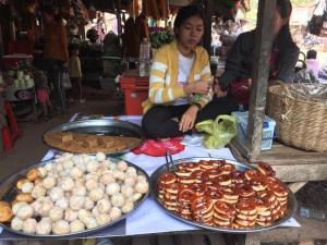 シェムリアップにあるHomestay 1-2pax AC room 1 including private kitchenの食卓に座る女