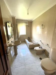 a bathroom with a tub and a toilet and a sink at EnVIVEIRO Villa Bonita in Viveiro
