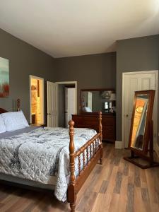 Ένα ή περισσότερα κρεβάτια σε δωμάτιο στο Graystone Manor
