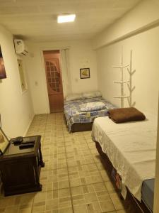 Ένα ή περισσότερα κρεβάτια σε δωμάτιο στο Estúdio em Bacaxa