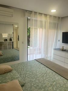 カップ・ダグドにあるgarden's suite cap d'agdeの大きなベッドと大きな鏡のある寝室