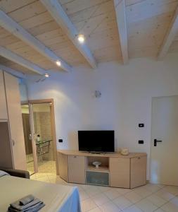 a living room with a television on a table at Rossi Lake Couple in Oliveto Lario