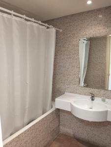 ein Badezimmer mit Waschbecken und Duschvorhang in der Unterkunft Sufetula Hotel in Sbeitla