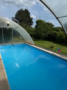 Bazén v ubytování Entire 2nd floor of Villa with 3bedroom with large garden,BBQ,pool,sauna,free parking nebo v jeho okolí