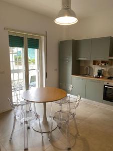 una cucina con tavolo e sedie in una stanza di Il Rosmarino a Napoli