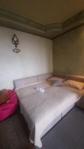 1 cama blanca grande en una habitación en Luxurious panoramic Nile view room, en El Cairo