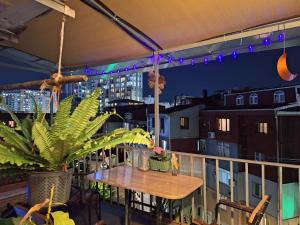 Rõdu või terrass majutusasutuses Chase Dream Hostel追梦空间
