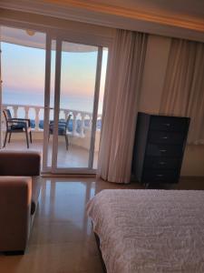 Un dormitorio con una cama y vista al mar. en Toros Villa 37, en Kargicak