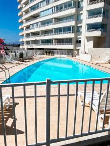 Bazén v ubytování Smart Host Rentals - Línea Vista al Mar y El faro nebo v jeho okolí