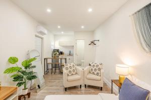 a living room with two chairs and a table at Miami North Beach in North Miami Beach