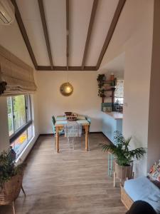 Un lugar para sentarse en Ocean Drive Home - 3 bedroom 70s stylish home