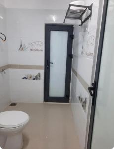 Et badeværelse på Heritage Wooden Homestay