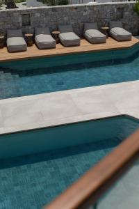 A piscina localizada em Nuca Mykonos ou nos arredores