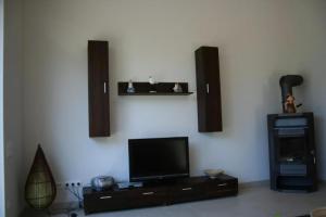 un soggiorno con TV a schermo piatto e altoparlanti di Ferienwohnung In Karnin a Karnin