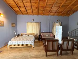 Cannery Row Chalet的休息区