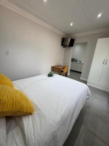 Ένα ή περισσότερα κρεβάτια σε δωμάτιο στο Gladys Suites 1