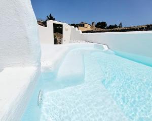 マリーナ・ディ・ラグーザにあるVilla Afrodite mediterranea 2022の白い建物の上の青い水のプール