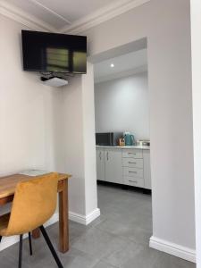 Η κουζίνα ή μικρή κουζίνα στο Gladys Suites 1