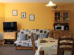 a room with a table and a tv and a dining room at Studio cabine avec coin nuit, 6 couchages, balcon, centre station Vars Les Claux, proche pistes et commerces - FR-1-330B-198 in Vars