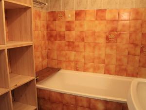 a bathroom with a bath tub and a toilet at Studio cabine avec coin nuit, 6 couchages, balcon, centre station Vars Les Claux, proche pistes et commerces - FR-1-330B-198 in Vars +12 photos