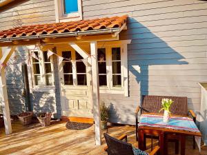 a pergola on a house with a table and a table at Ferienhaus Emma in Langelsheim