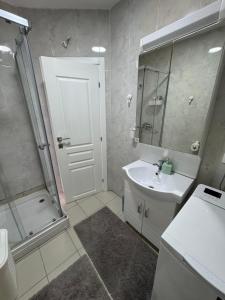 Un baño con ducha, lavabo y espejo. en Pine&Sea Beach Retreat, en Sveti Stefan