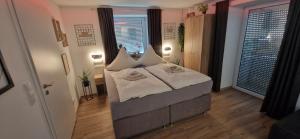 a bedroom with a bed with white pillows on it at Appartment-Ferienwohnung mit Küche, Bad, WLAN, Klimaanlage, Modern eingerichtet in Pösing