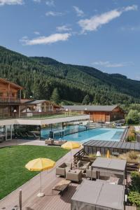 Bazén v ubytování Alpine Nature Hotel Stoll nebo v jeho okolí