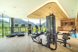 ein Fitnessstudio mit einer Reihe von Heimtrainern in einem Raum in der Unterkunft Alpine Nature Hotel Stoll in Gsieser Tal