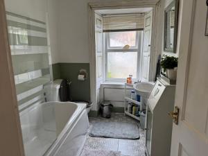 Ένα μπάνιο στο Charming 3 Bed Cottage , Private Room bookings , Free street parking , strong Fibre Optic Internet , Garden